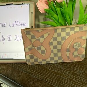 2017 collection Damier Azur Tahitienne neverull wristlet (wristlet only)